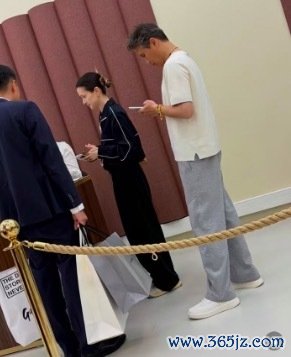 李乃文陪细君巴黎逛街 职责空档全程陪伴